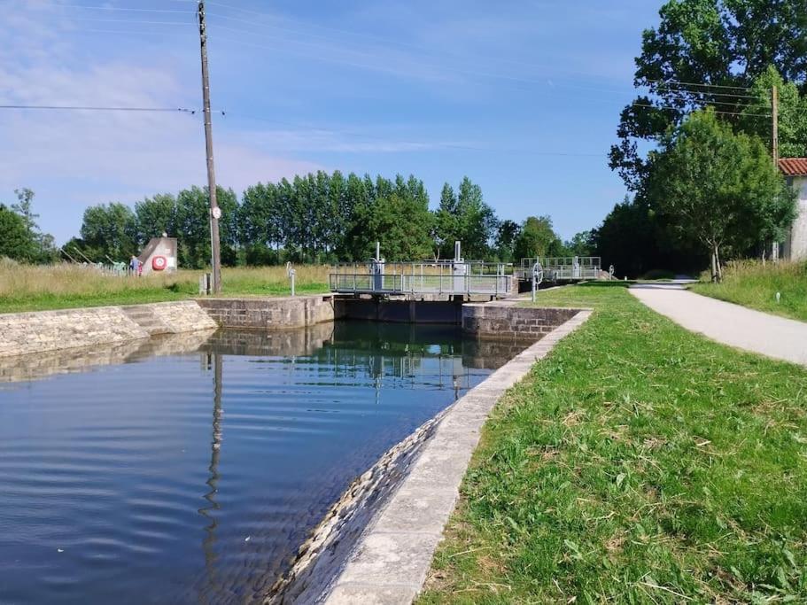 Gite Le Vieux Moulin Sansais Екстер'єр фото